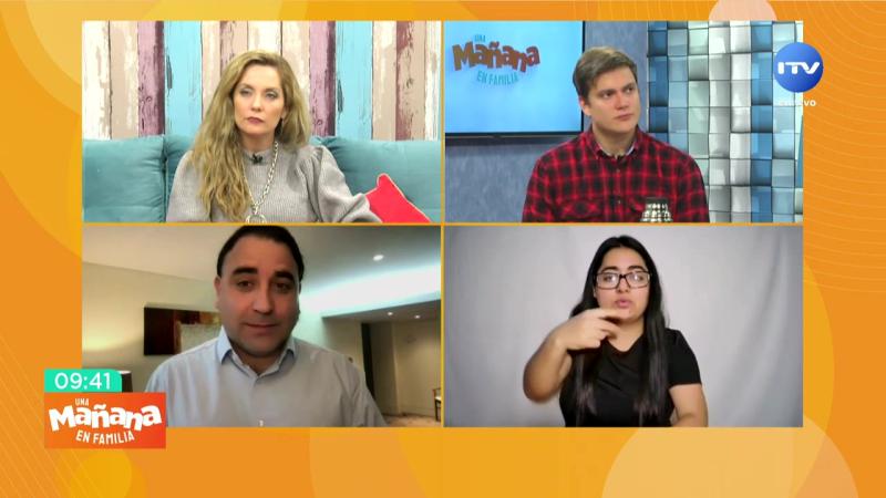 Imagen de la entrevista en televisión con cuatro personas: conductores del programa matinal una mañana en familia Paulina Gaete y Mladen Maslov, y entrevistado Rodrigo Moreno junto con intérprete de lengua de señas Cynthia Oyarce.