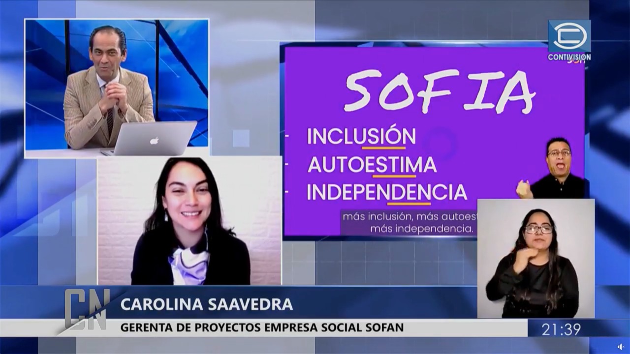 Imagen de la entrevista en televisión con cuatro personas: conductor del programa Contivision de la región del Maule, y entrevistada Carolina Saavedra con intérprete de lengua de señas Cynthia Oyarce y Freddy Ibacache en el video presentado en el programa.
