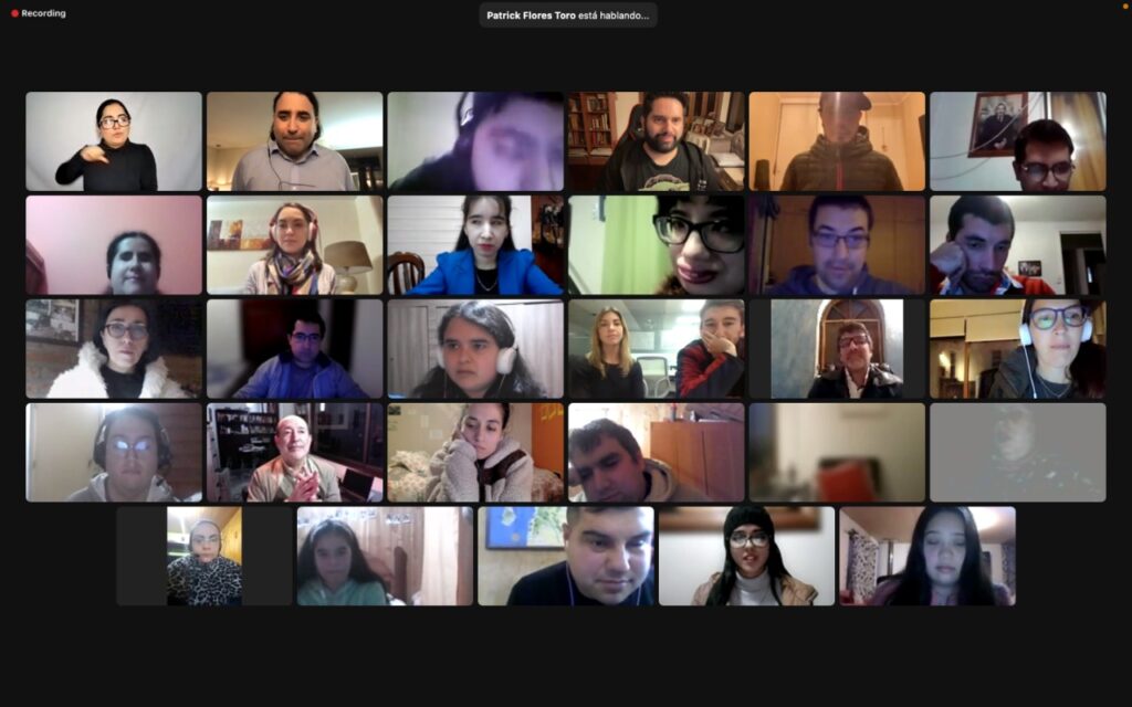 Pantallazo de reunión por zoom, se ven a muchas personas diversas, están Cynthia, Rodrigo, Jesus, Alejandro, Raul, Victor, Jessica, Carolina Saavedra, Camila, Carolina Osorio, Jorge, José Manuel, Gabriela, Felipe, Constanza, Vicente, María Jesús, Ignacio, Rocío, José Urra, Miguel Ángel, Constanza Sabrina, José Luis, Ana María, Yessenia, Valentina, Lorenzo, Francisca y Escarlet