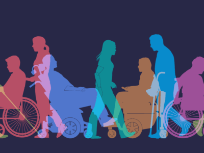 Se aprecian 9 silueta de personas de colores rojo, azul, celeste, naranjo, turquesa y rosado, entre hombres y mujeres que van caminando y/o trasladándose de un lado a otro, por lo que todas están de perfil. Algunas se encuentran con bastón, otras con silla de ruedas, otras con muletas y otras con silla de ruedas eléctrica. El fondo es azul marino.