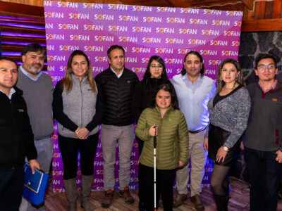 Foto grupal con asistentes al evento, representantes de empresas, psicóloga Constanza Retamal y Rodrigo Moreno.